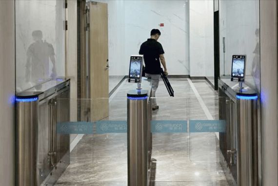 星空·综合体育官网从企业到校园：人脸辨认门禁考勤一体机的使用不止于此(图1)